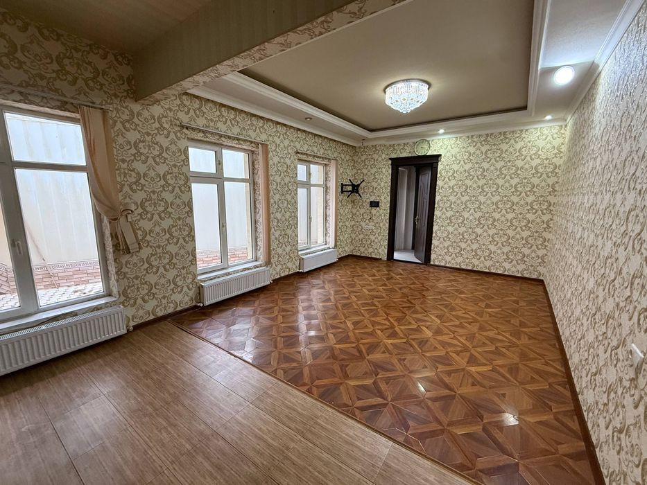 Продается  дом сфасадом под нежилой в центре