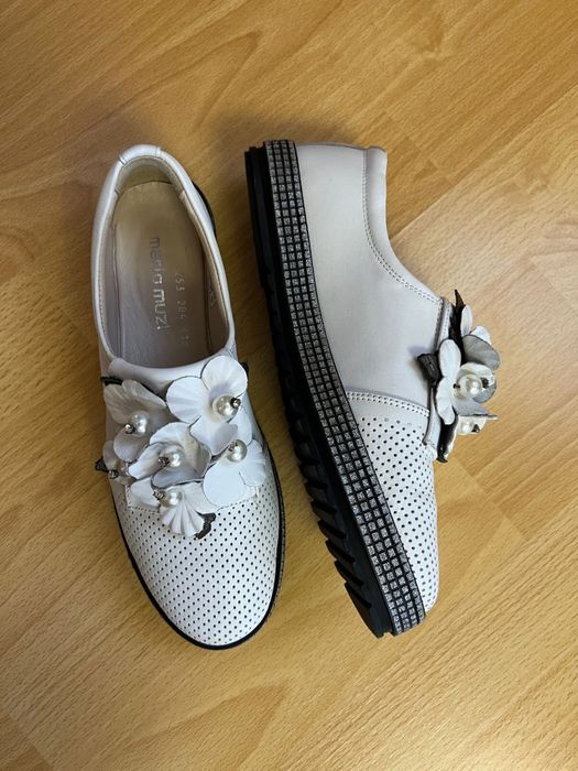 Продам лоферы женские