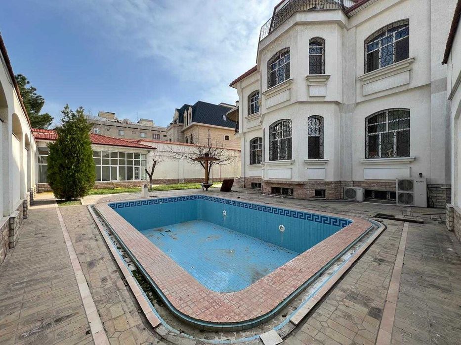 Продается просторный дом с бассейном, ориентир МВД Р.Уз.