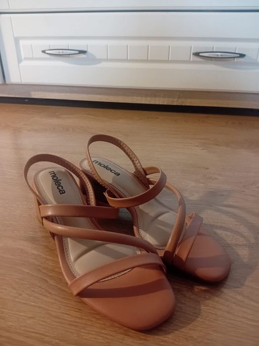 Босоножки бренда Moleca