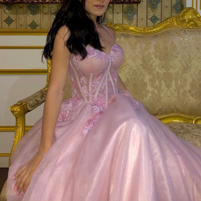 Нежна Розова Бална Рокля с Корсет Принцеса