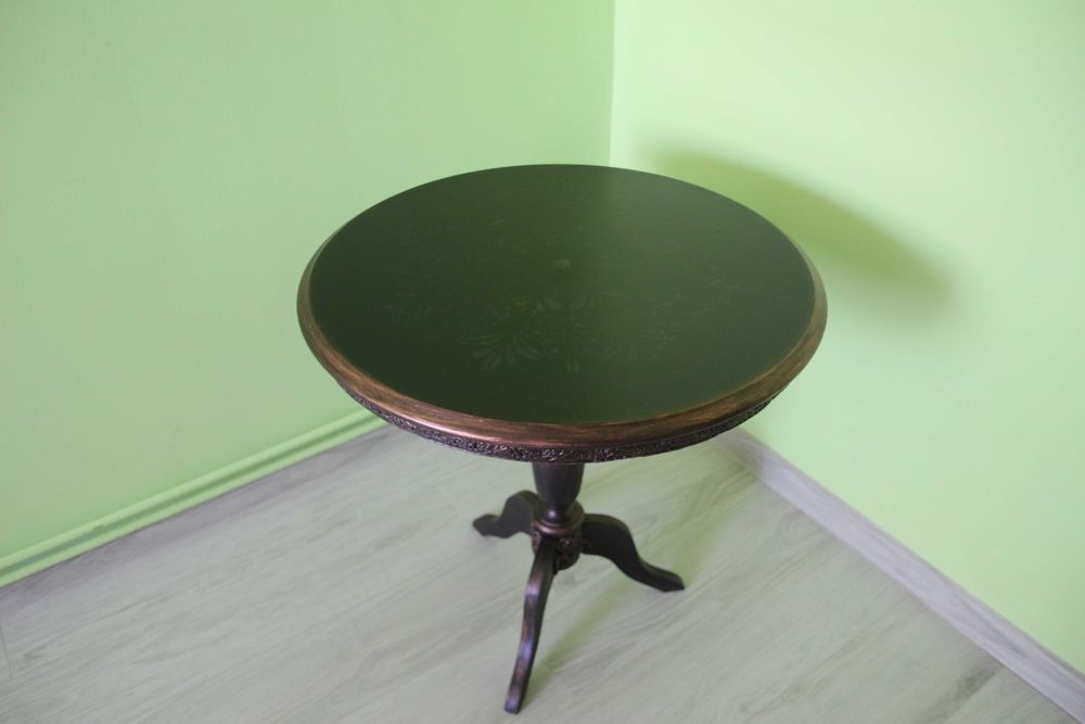 masuță elegantă, pe un picior, cu ornamente handmade
