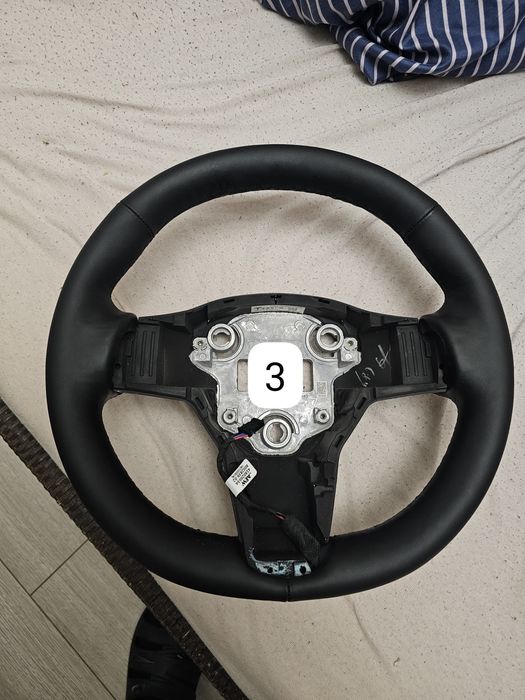 Volan Tesla originale sau retapitate Model 3, Highland