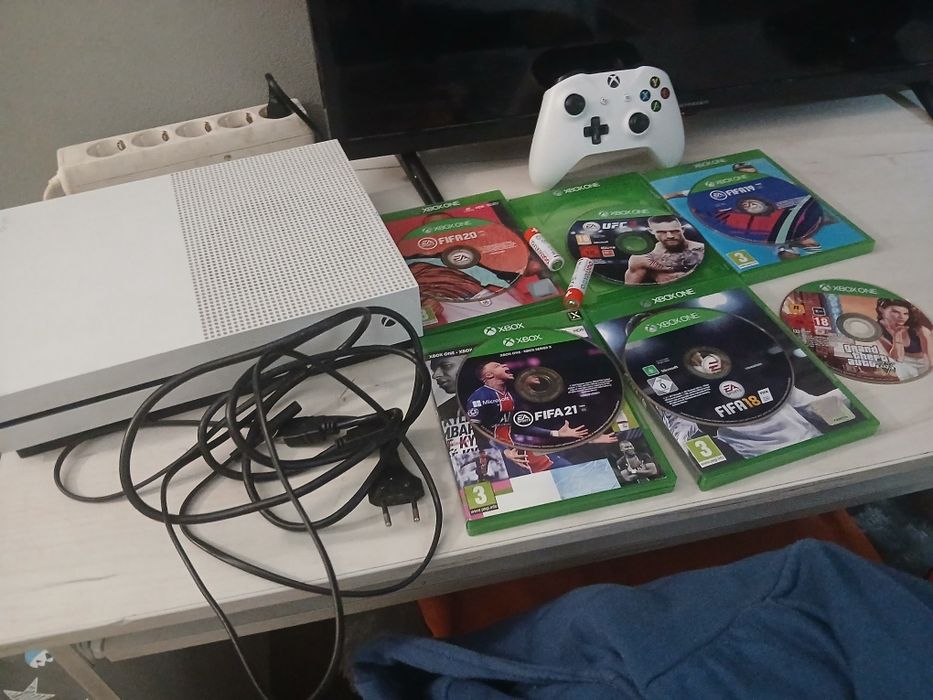 Vând xbox one cu jocuri