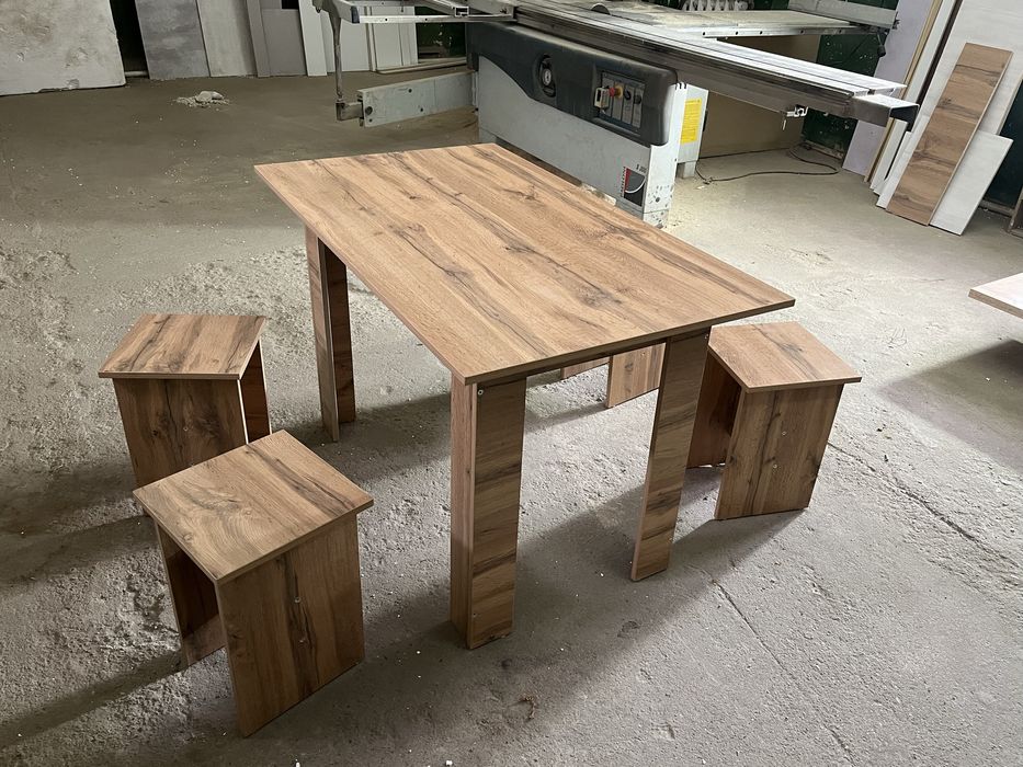 Кухонный стол с табуретками