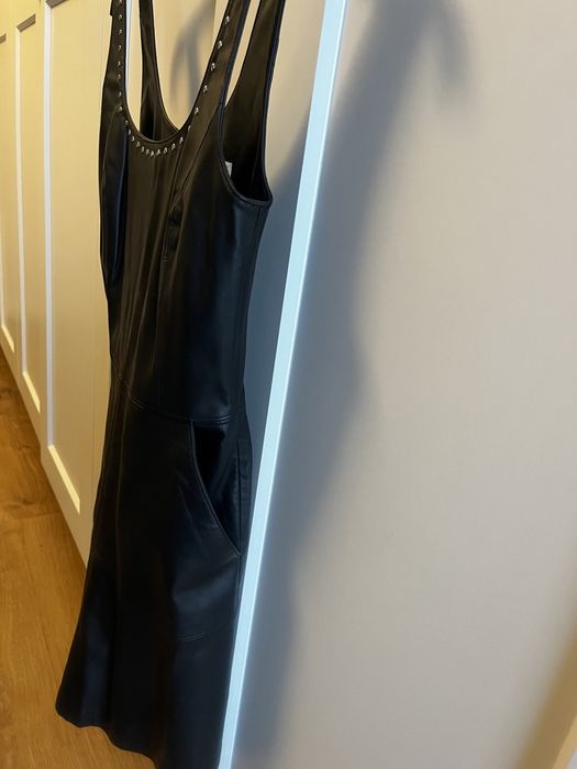 Черна рокля  Mango от еко кожа без ръкави с капси