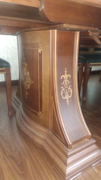 Стол стулья комплект в гостиную.