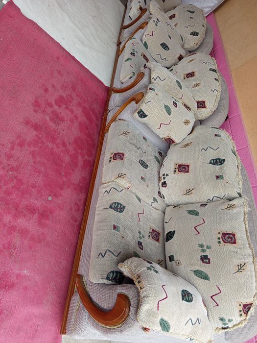 Продам / диван и два кресла / .