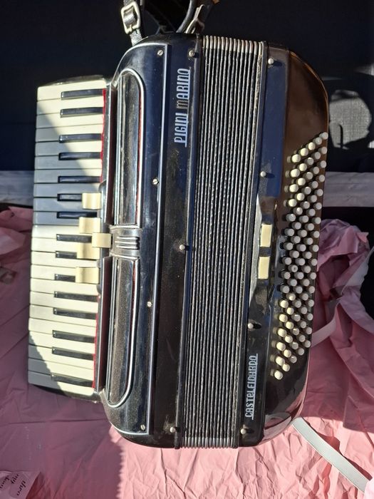 Vând Acordeon 80 basi!