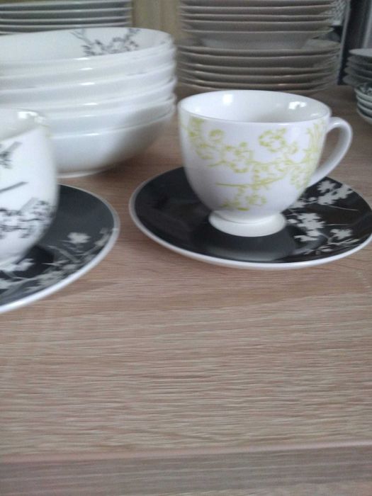 Set elegant din 30 de farfurii și ceșcuțe