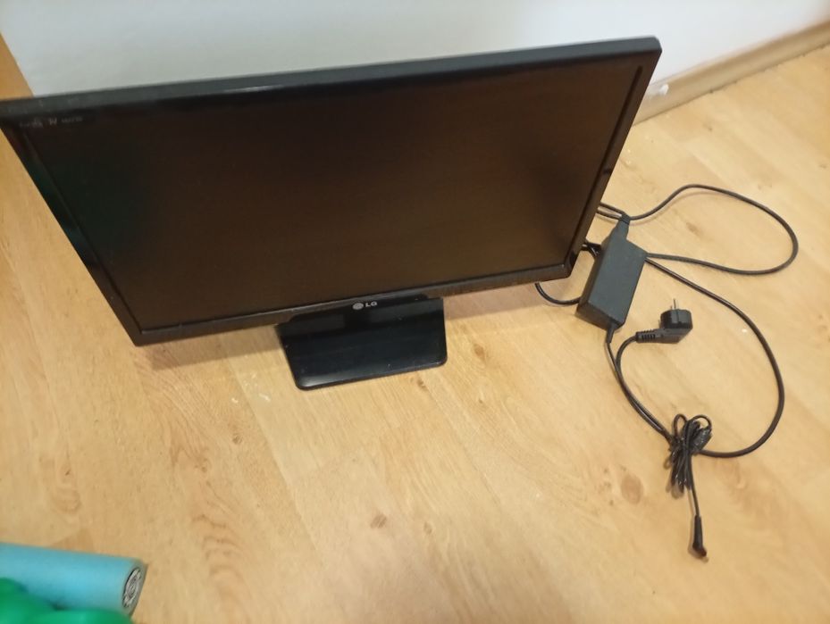 „Монитор LG — LCD / LED, 19–24″, отлично състояние, кабели и стойка вк
