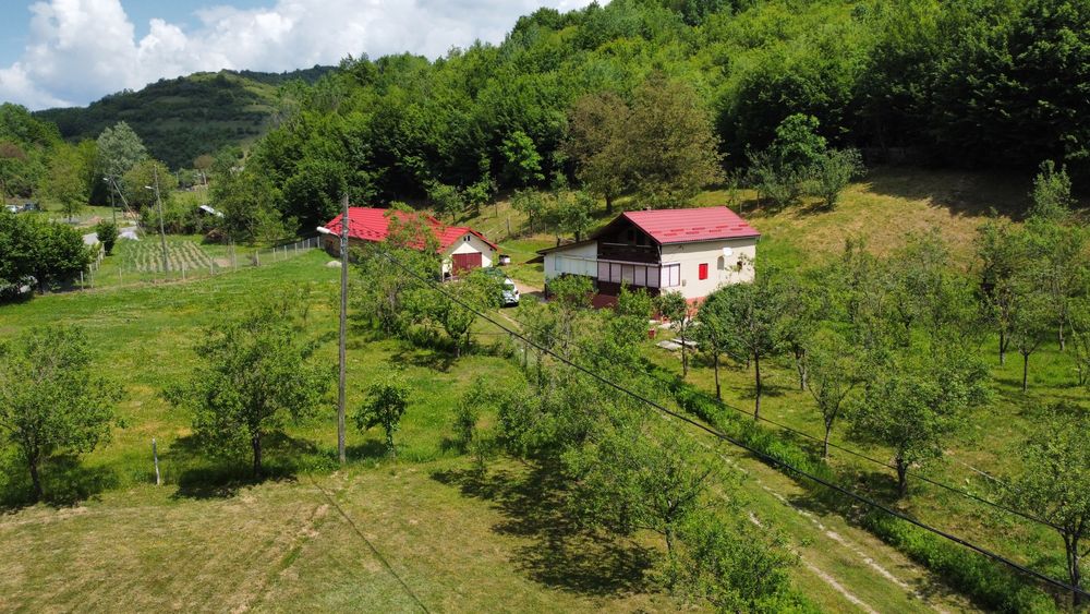 Case de vacanta + teren de vanzare