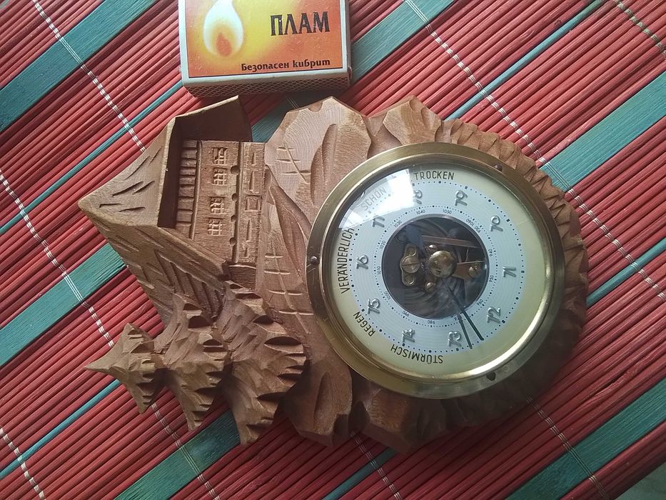 Немски   барометър в дървена основа.