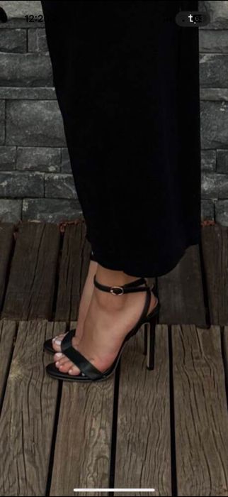 Елегантни черни обувки с висок тънък ток, отворени сандали с каишка