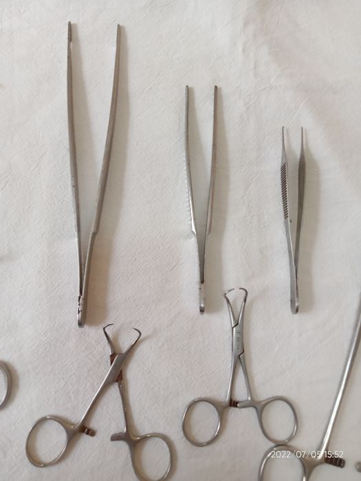 Meditsinskiy qaychi pinsetla