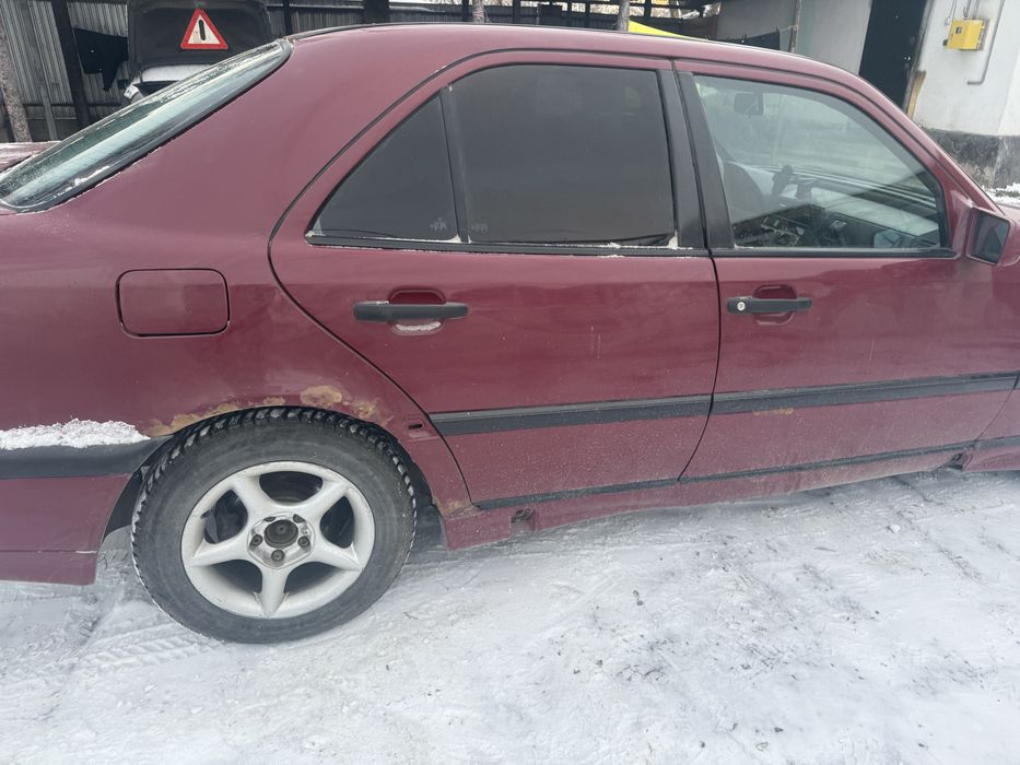 Продам на разбор мерседес 180