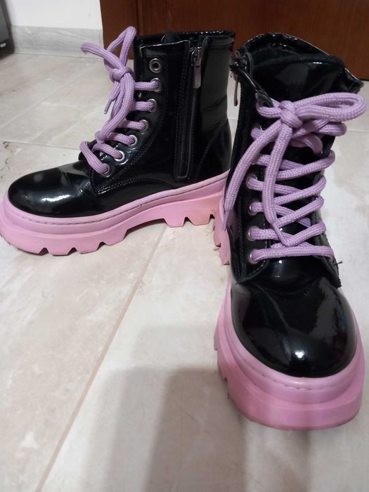 Лачени черни боти с розова подметка