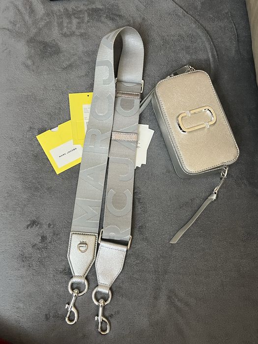 Geanta Marc Jacobs Snapshot argintie originala cu bon achizitie