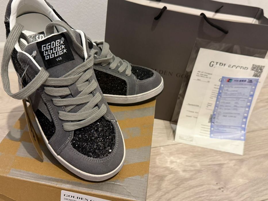 Продам женские кросовки