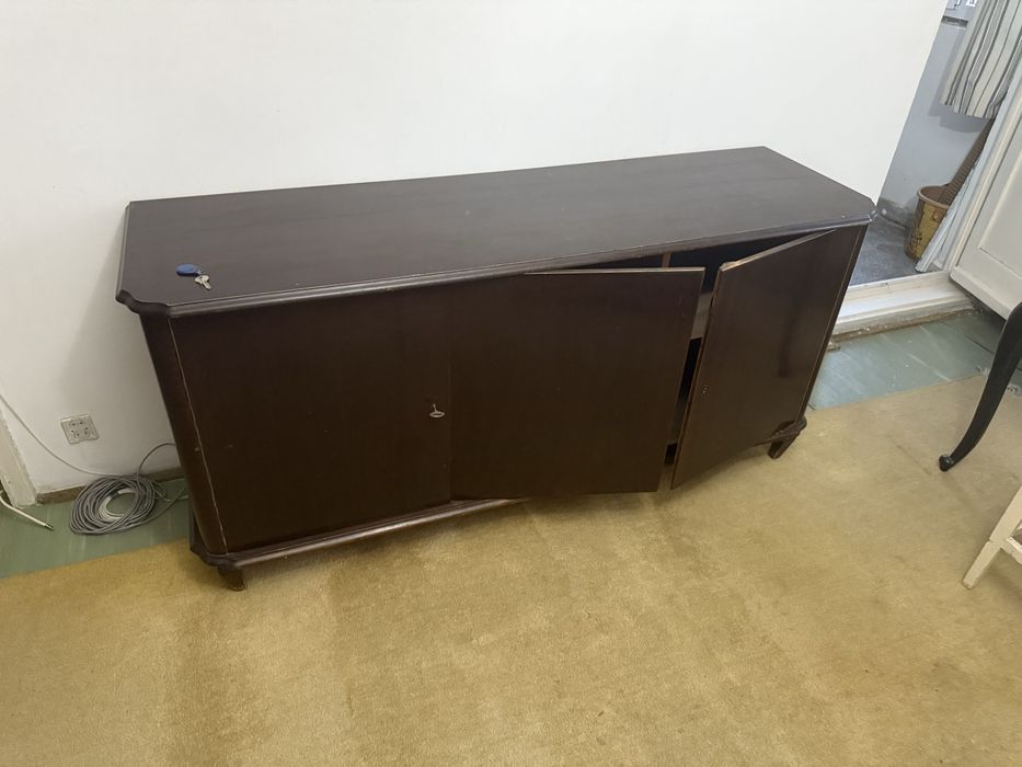 Donez mobila veche din lemn masiv