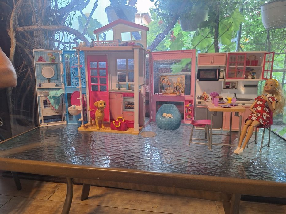 Casa lui Barbie portabilă.