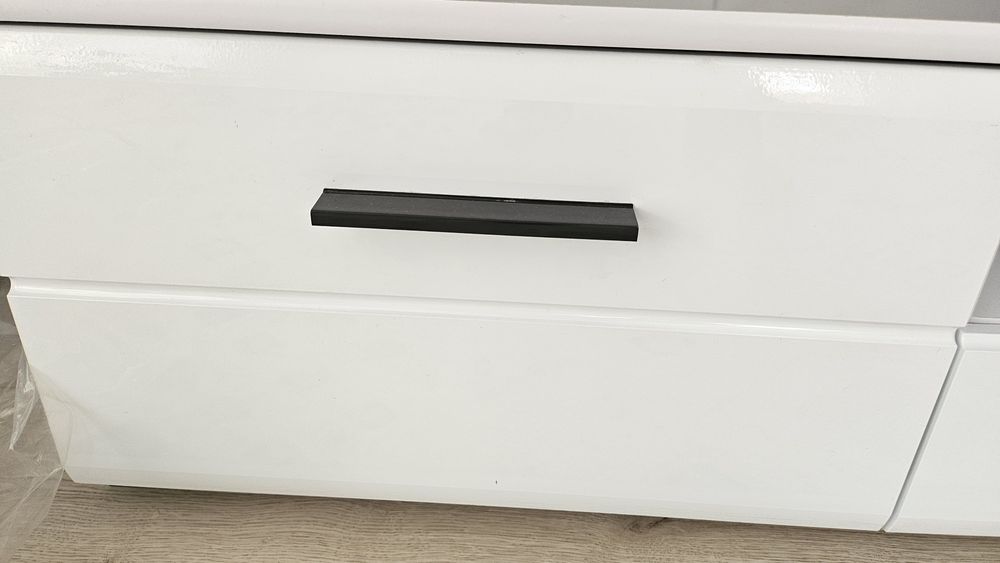 Тумба под тв, размеры 200×50×33.