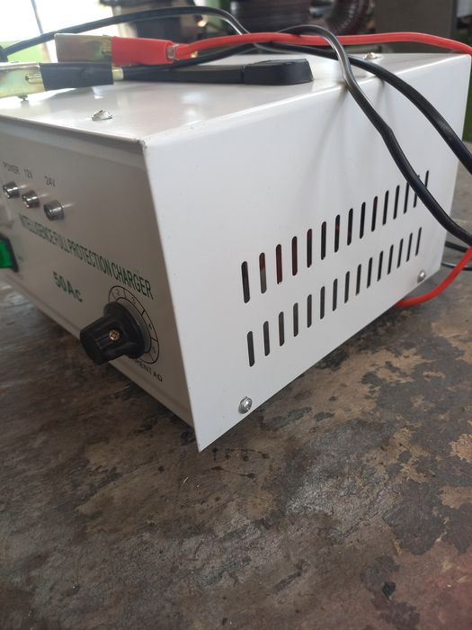 Зарядно за акумолатор на 12/24 v.
