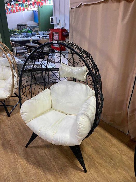 Плетёное кресло-кокон на ножках