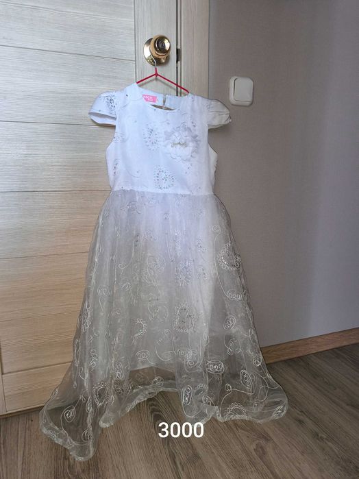 Продам платья на девочку 5-6 лет
