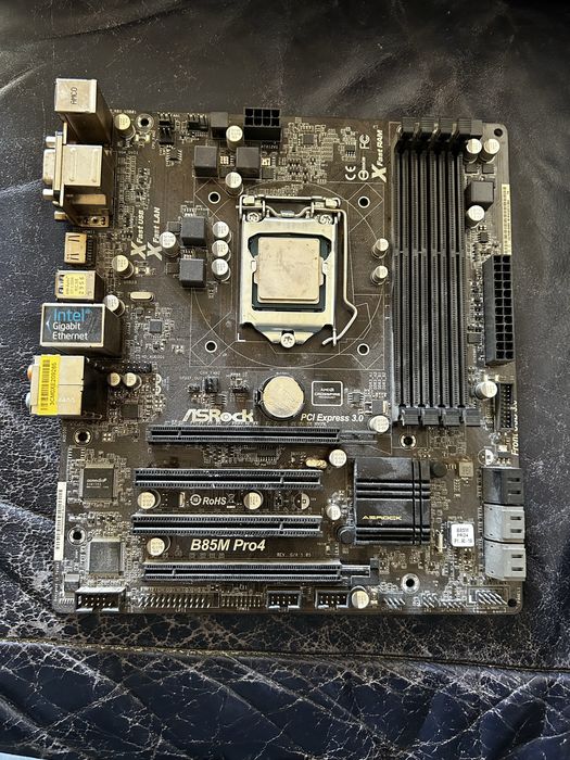 Дънна платка ASRock с процесор