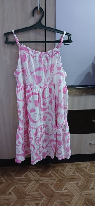 Продам 2 платья на девочку на 10-14 лет