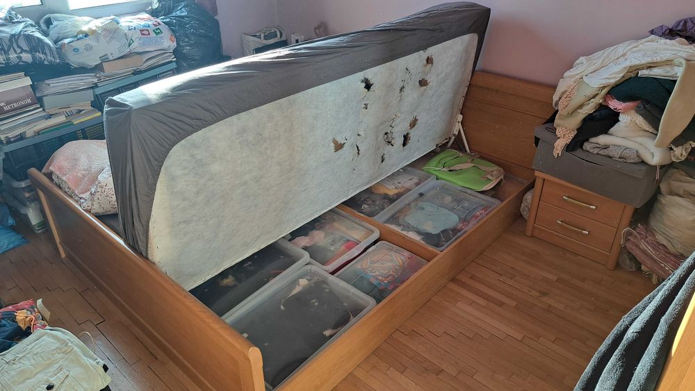 Спалня с нощни шкафчета, гардероб и библиотека