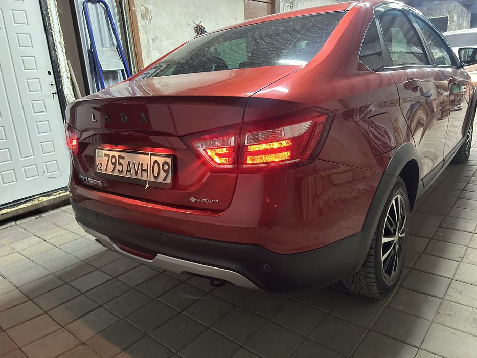 Продам Весту кросс