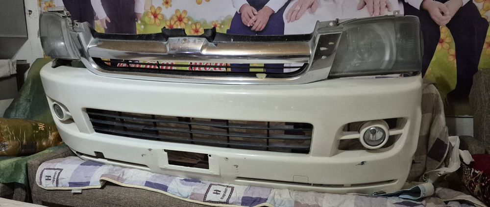 Бампер передний на Тойота Хайс .