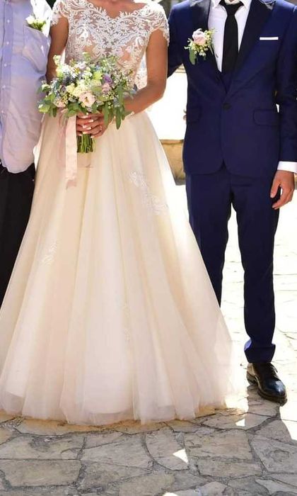 Rochie de mireasa,  voal si crinolina.