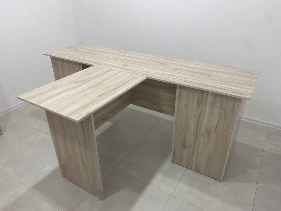 Стол рабочий в хорошом состояние