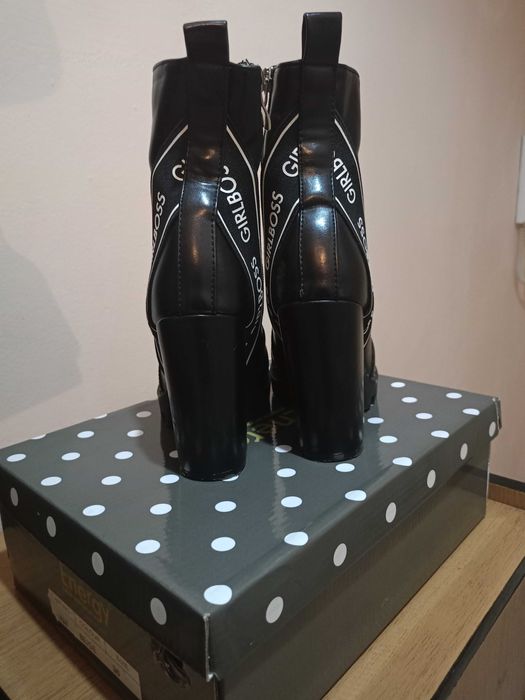 Дамски боти на ток