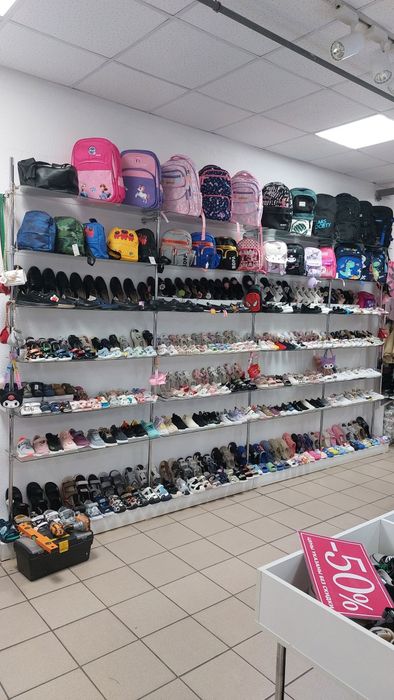 Продам торговую витрину стекло. Осталась часть