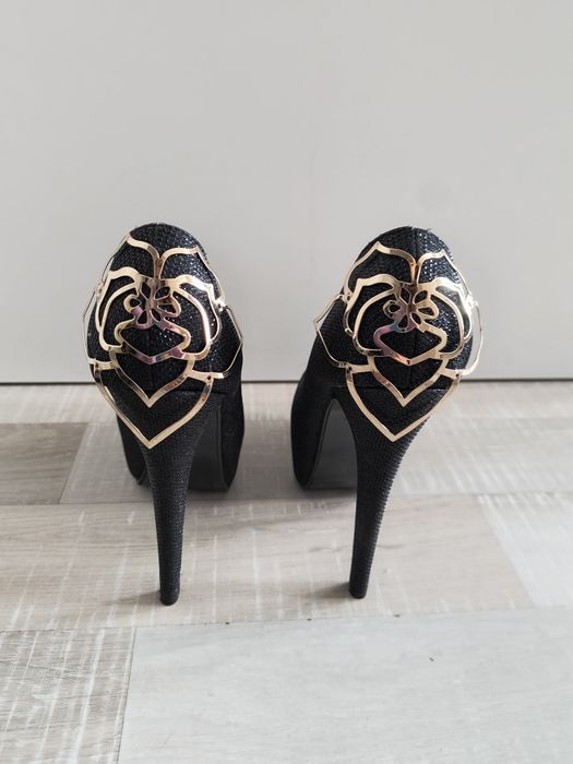 Високи токчета със златни цветя