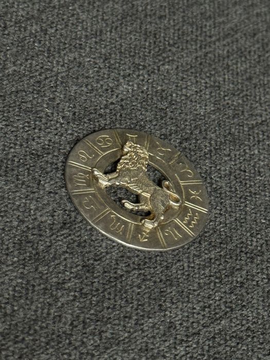 Серебряная эмблема