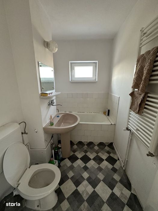 Apartament de 4 camere de vânzare, etaj 3