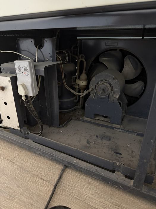 IkktaVitrina xolodilnik ichrlari nerjavikadan qilingan xolati yengidek