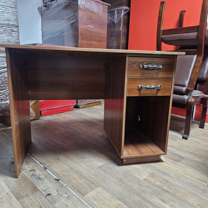 Офисный стол с тумбой