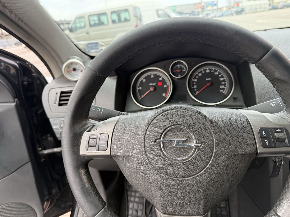 Opel Astra H GTC 1. 9 +