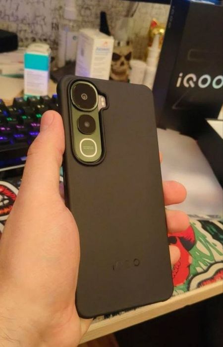 Смартфон IQOO Z10 lite.
