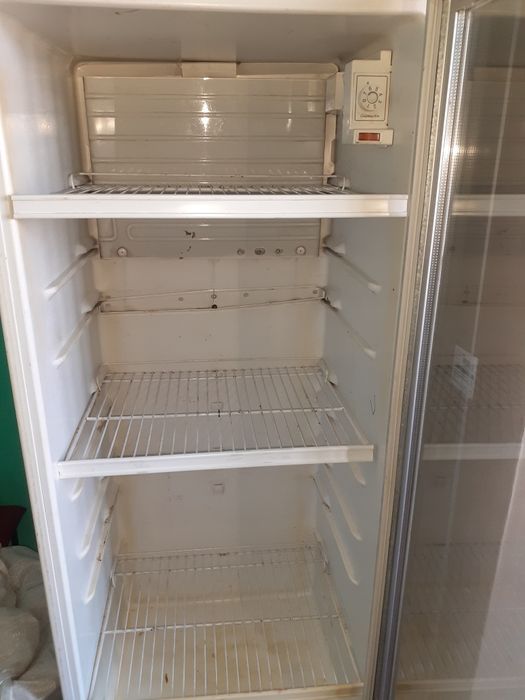 Холодильник вертикальный  срочно продам