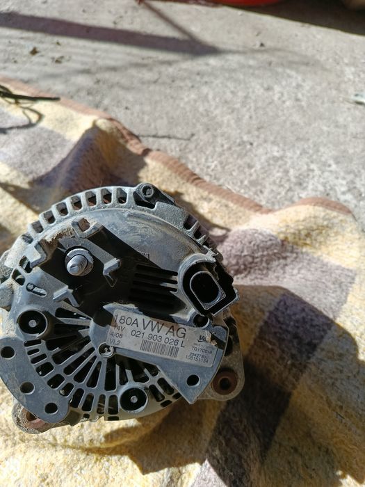 Vând alternator pasat b 6