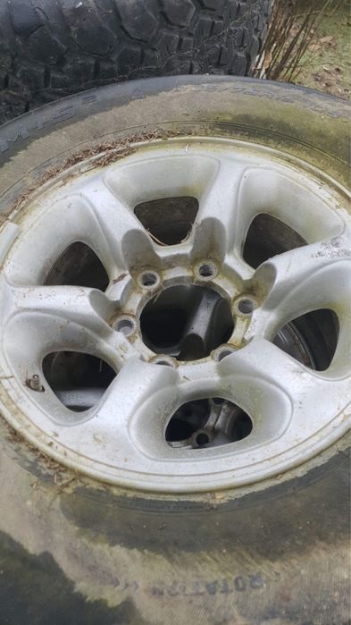 Vănd cauciucuri cu jante