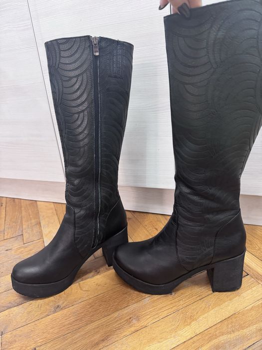 Продавам женски черни ботуши от естествена кожа