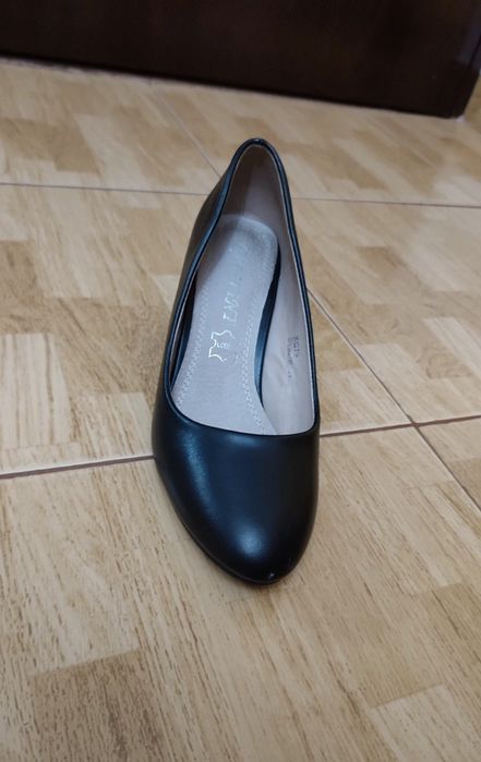 Vand pantofi cu toc